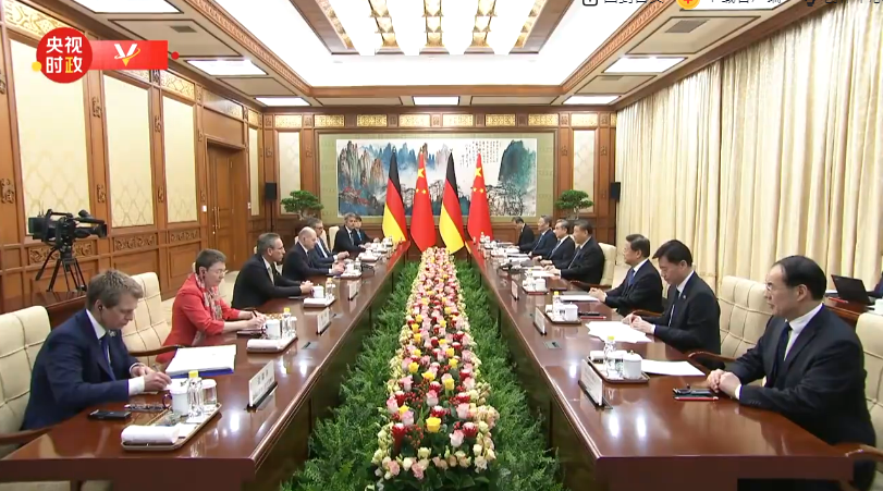 中國國家主席習近平在北京釣魚台國賓館與來訪的德國總理蕭茲會面。翻攝央視