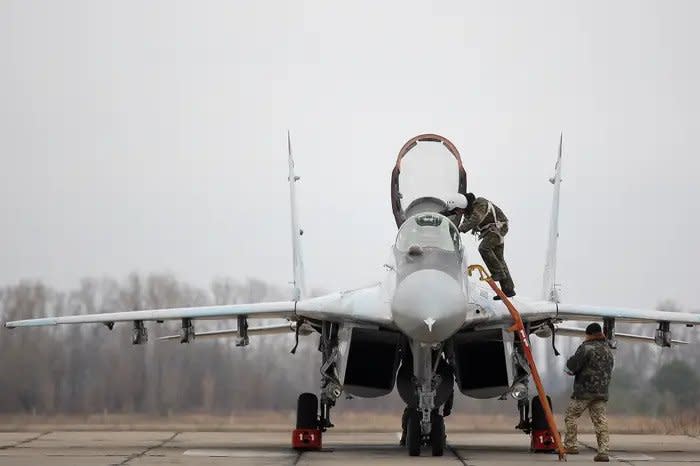 Ein ukrainischer Pilot beim Verlassen einer MiG-29 in einem Stützpunkt außerhalb von Kiew, am 23. November 2016.