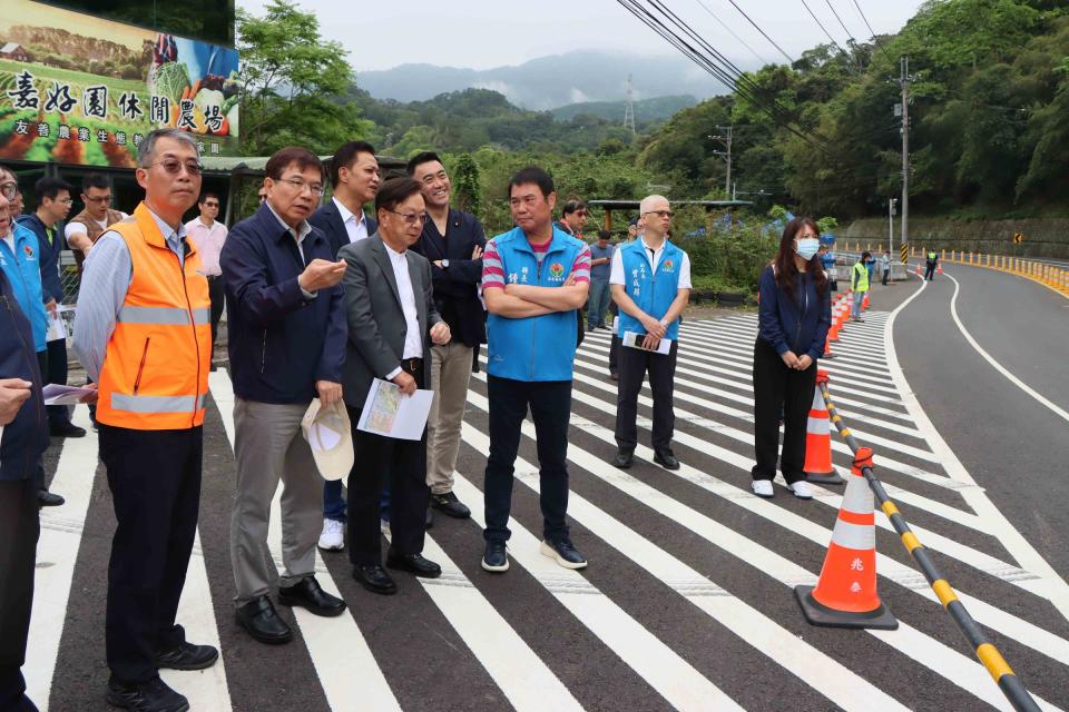 圖說：交通部長王國材、縣長鍾東錦和立委邱鎮軍等人會勘台3線危險路段改善方案。（記者鄭伯利攝）。