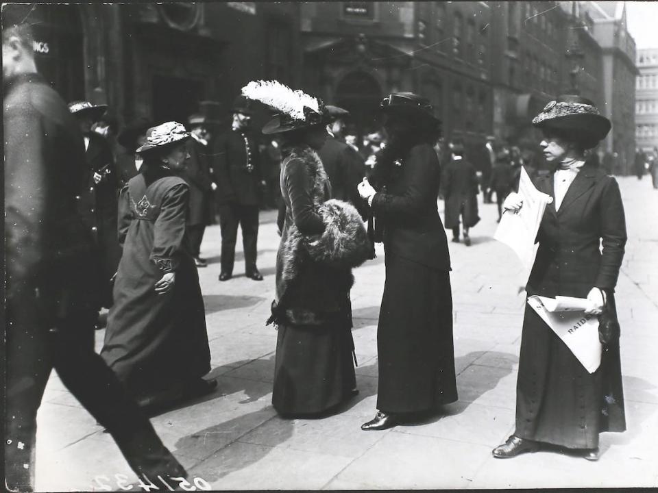 A black-and-white image of Sophia Duleep Singh talking to sister suffragettes at London's Bow Street.