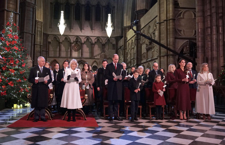 En esta foto grupal en la Abadía de Westminster se aprecia cómo se repiten el granate y el blanco. (Foto: Yui Mok/Pool via REUTERS)