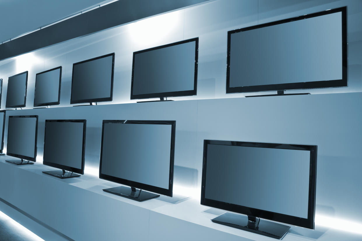 Endlich Filme, Serien und Games auf einem richtig guten Fernseher zu Hause genießen. Aber zu welcher Display-Technologie soll man greifen: QLED oder OLED? (Symbolfoto: Getty Images)