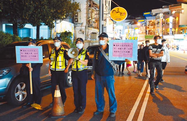 屏東縣政府為加強防疫，4日出動警方在墾丁大街以大聲公方式，宣導遊客要保持社交距離。（林和生攝）