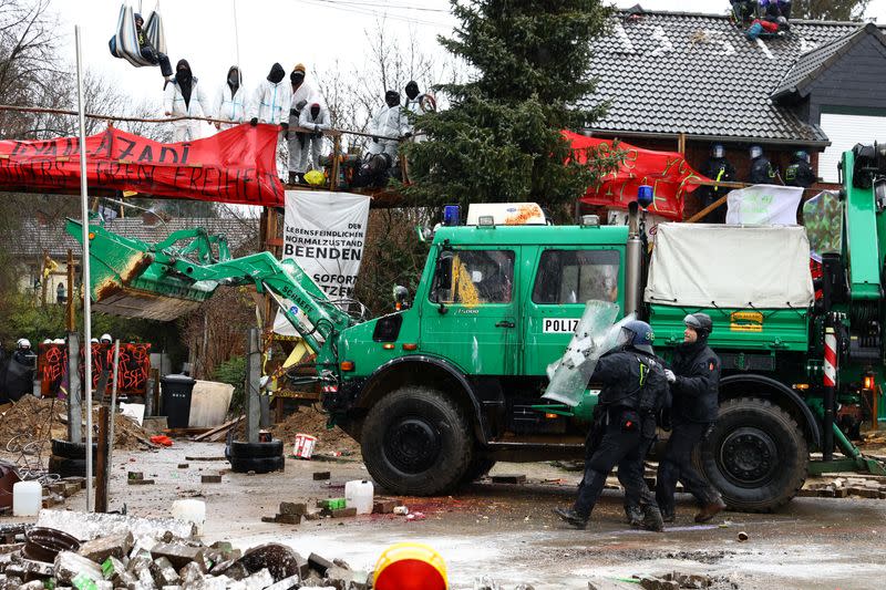 German police clash with activists in showdown over coal mine expansion in Luetzerath