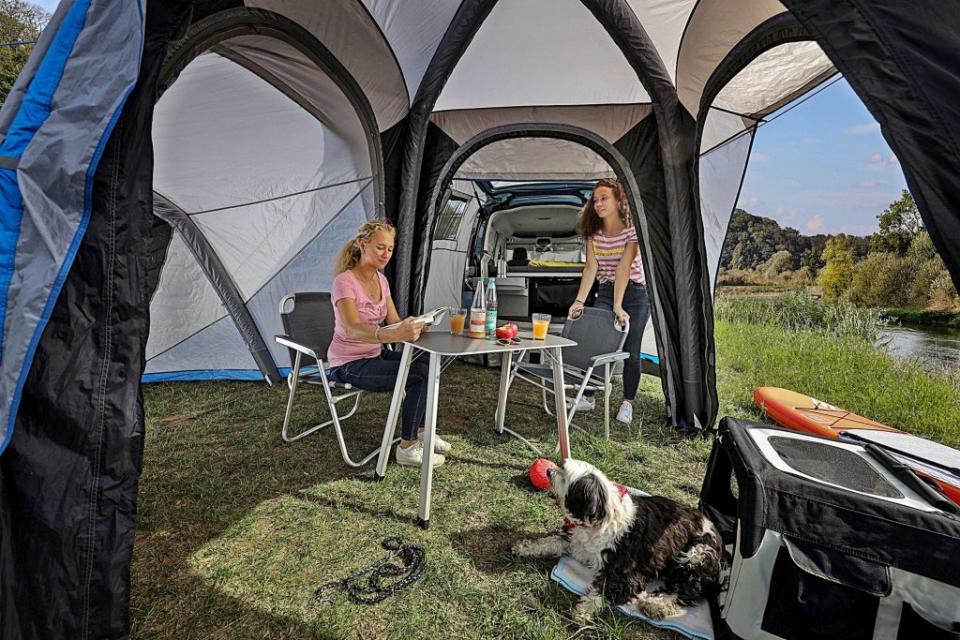 VWCV迷你露營車Caddy California全球首發，全景式玻璃車頂、床組