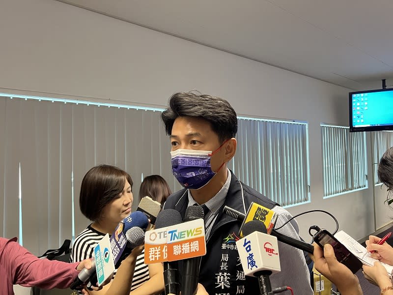 台中市政府推出市民限定雙十公車優惠後，最近公共運輸定期票也已上路，台中市交通局長葉昭甫（中）11日表示，限定市民使用的交通卡，一旦被查獲非本人使用，將給予停權處分。（中央社）