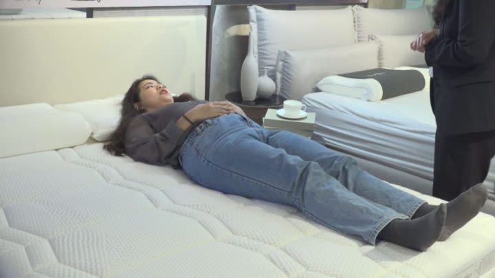 <strong>Dorelan亞太區事業發展總監 萬世宏呼籲民眾，在選擇床墊時應該試躺30分鐘到1小時，以確保真正體驗床墊是否適合自己。(圖/攝影中心拍攝)</strong>