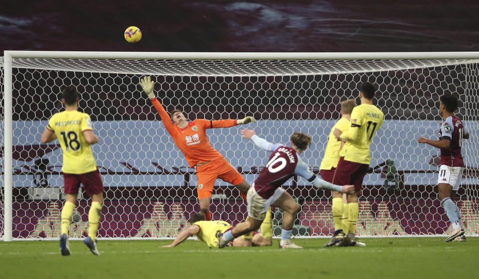 Jack Grealish, centro, del Aston Villa, intenta un gol durante el partido por la Liga Premier inglesa frente a Burnley, en el estadio Villa Park de Birmingham, Inglaterra, el jueves 17 de diciembre de 2020. (Molly Darlington/Pool via AP)