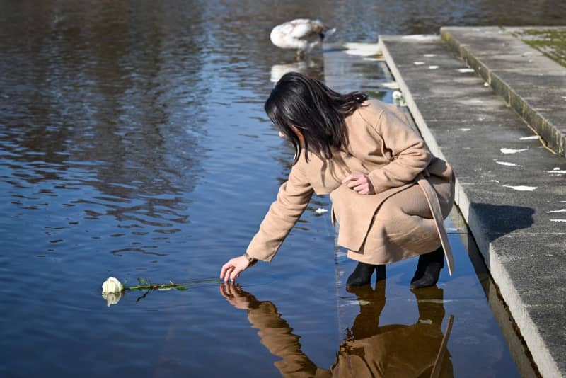 German Foreign Minister Annalena Baerbock (Alliance 90/The Greens) visits the Ravensbrueck Memorial and lets a white rose float in the water of Lake Schwedt as a gesture of remembrance. Soeren Stache/dpa