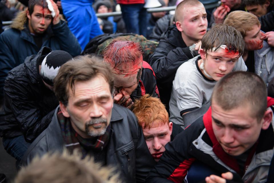 Activistas prooccidentales después de enfrentamientos con activistas a favor de Rusia en el edificio del gobierno local de la ciudad nororiental ucraniana de Jarkiv, el sábado 1 de marzo de 2014. (Foto AP/Olga Ivashchenko)