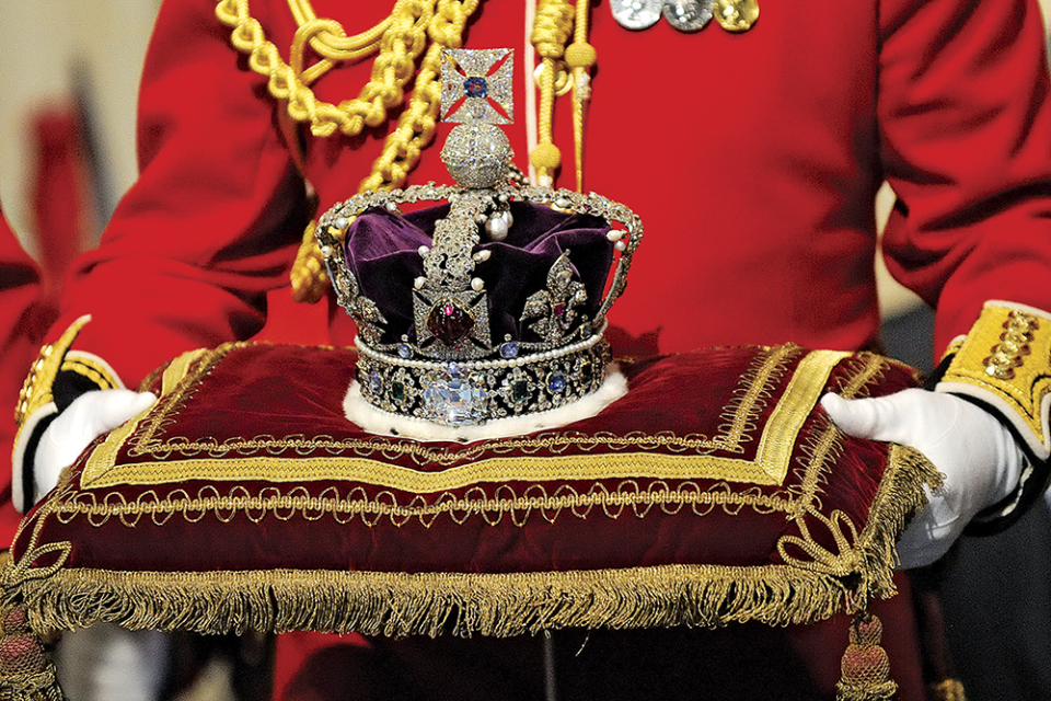 <span>Joya para la cabeza: la corona del Estado imperial. (Foto: Toby Melville/AFP/Getty)</span>