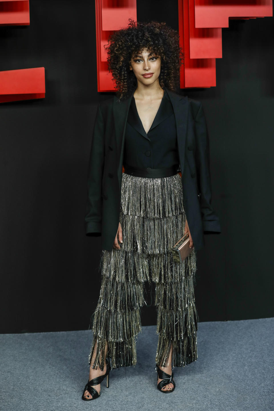 <p>La estrella de ‘Élite’, por el contrario, nos dio toda una lección de estilo en la fiesta que Netflix celebró en Madrid. Sus pantalones con flecos ya están en nuestra lista de deseos. (Foto: Gtres). </p>