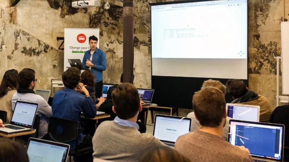 Los bootcamps son cursos intensivos que ayudan a preparar de forma rápida para solucionar problemas del mundo real