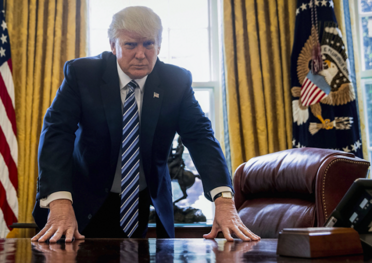 El señor Trump de pie frente al botón, quizá pensando en pedir otra Coca-Cola. (Foto: AP)