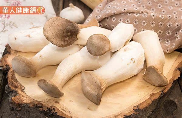 菇類的礦物質豐富，到處都有販賣的杏鮑菇很不錯，含有豐富的鈣和鉀等礦物質。