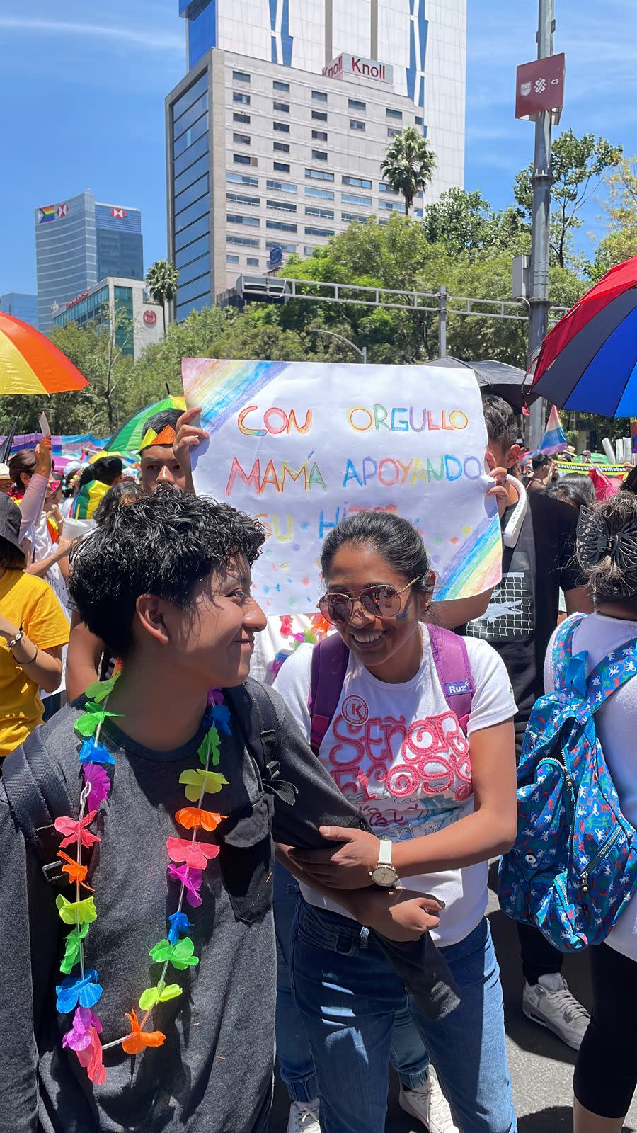 Las familias acompañaron a sus hijes de la comunidad LGBT+. Foto: Ana Estrada.