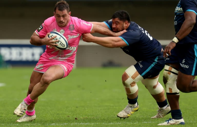 Le talonneur du Stade français Lucas Peyresblanques porte le ballon lors d'un match de Top 14, le 30 mars 2024 à Montpellier (Pascal GUYOT)