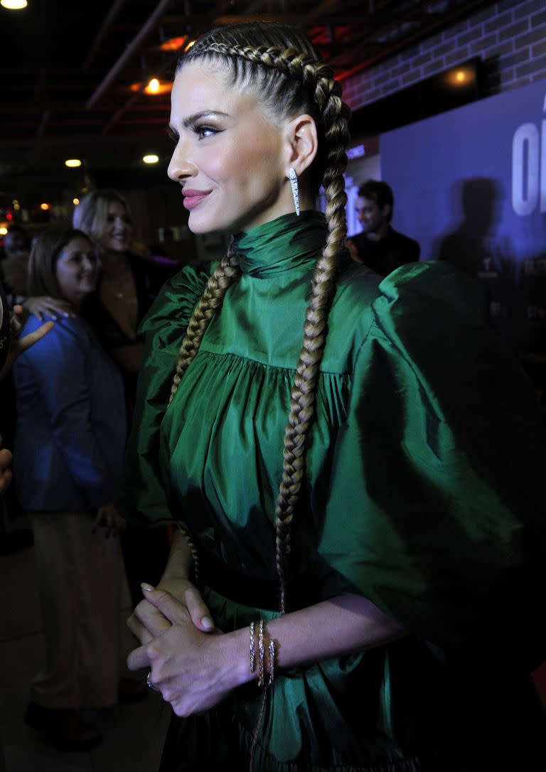 Dentro del total look de la China, muchos destacaron su peinado: unas eternas trenzas que combinaron con el outfit y acentuaron sus facciones