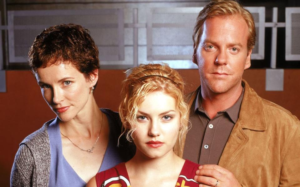 Nur der erste von zahlreichen Schicksalsschlägen für Jack Bauer: In Staffel eins werden erst Tochter Kimberly (Elisha Cuthbert, Mitte) und dann Ehefrau Teri (Leslie Hope) gekidnappt. Beide entkommen schließlich. Doch als der Zuschauer sich auf ein Happy End einstellt, wird Teri von einem Maulwurf in Jacks Truppe erschossen. (Bild: Twentieth Century Fox)