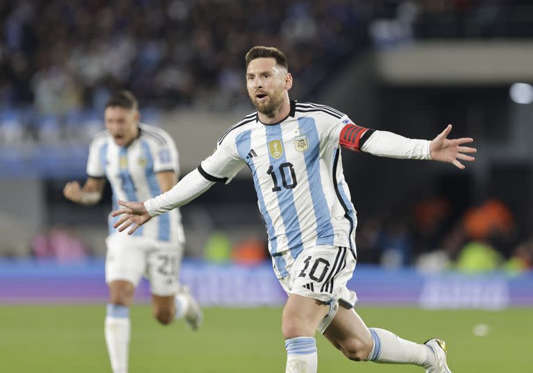 Messi lo hizo de nuevo: golazo de tiro libre y victoria sobre Ecuador, para celebrarlo en un Monumental repleto