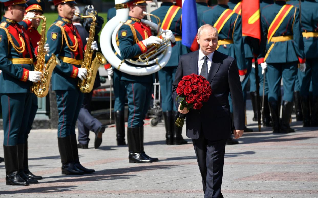 Russian President Vladimir Putin lays flowers to mark 80th anniversary of German invasion into the Soviet Union - Sputnik/Alexei Nikolsky/Kremlin via REUTERS