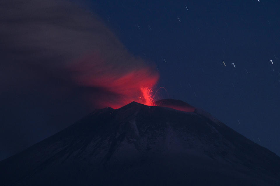 El volcán Popocatépetl lanza cenizas y vapor, visto desde Santiago Xalitzintla, México, la madrugada del jueves 25 de mayo de 2023. (Foto AP/Marco Ugarte)