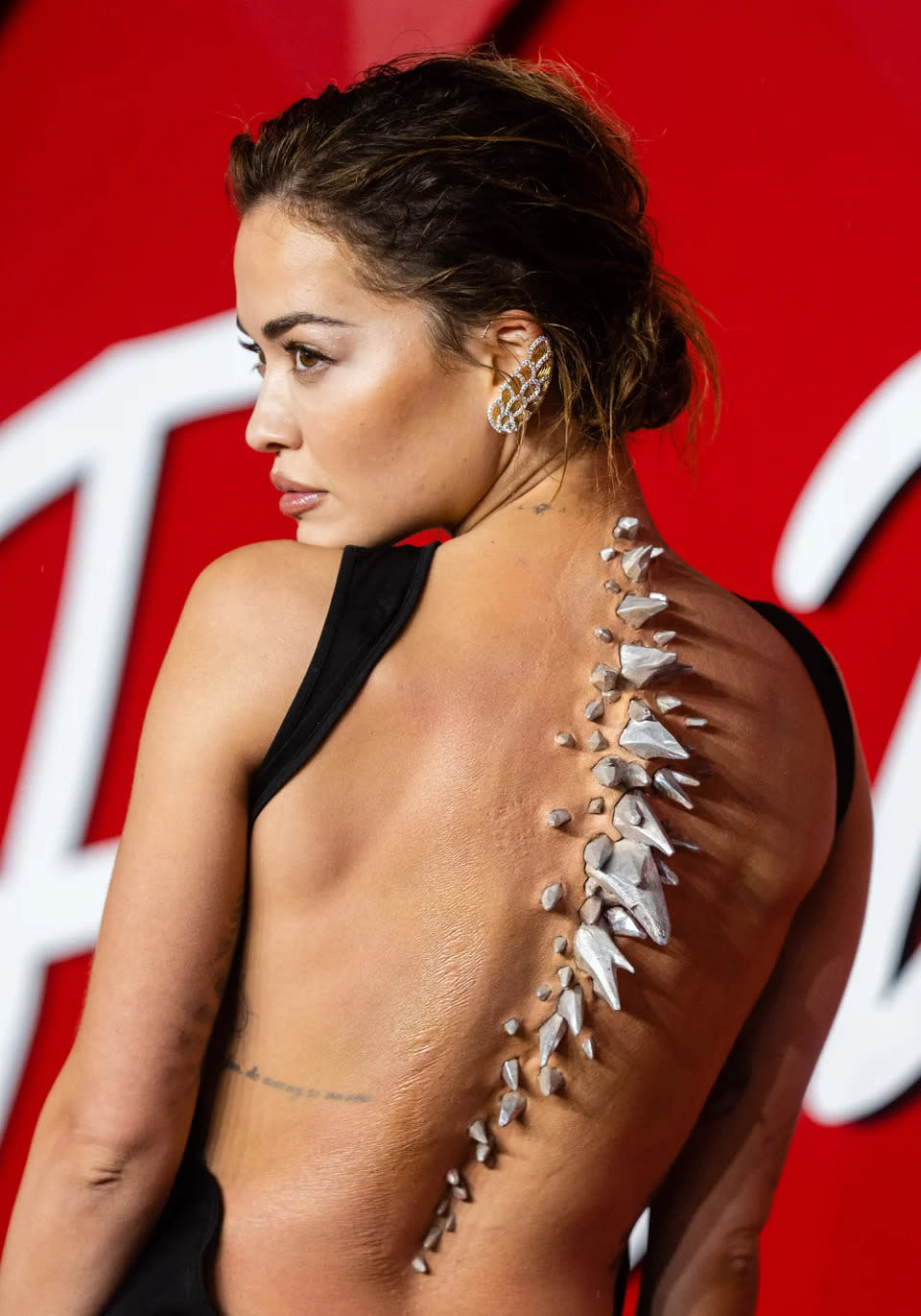 Die Sängerin entschied sich in diesem Jahr für Godzilla-ähnliche Chrom-Stachel. (Foto: Getty/Samir Hussein/WireImage)