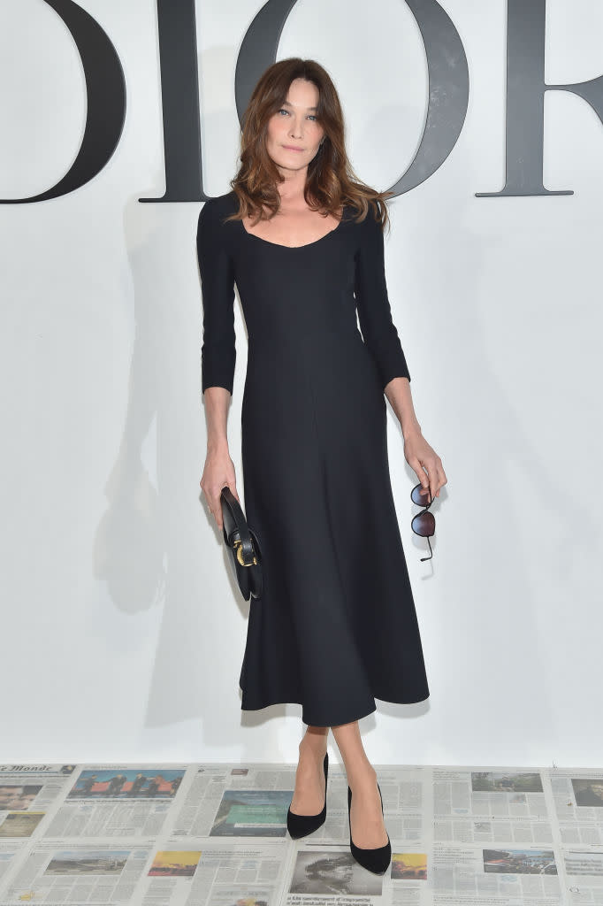 Avant de prendre place sous des néons aux messages rappelant le pouvoir des femmes, Carla Bruni a donné une leçon d’élégance sobre lors du photocall qui a précédé le défilé Dior. Fidèle à la marque française, qu’elle portait notamment souvent lorsqu’elle était Première dame, l’ancien top model a pu découvrir la collection AH 2020-2021 designée par Maria Grazia Chiuri, sa compatriote italienne. © Stephane Cardinale - Corbis/Corbis via Getty Images