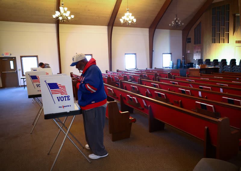 Alex Erby rellena su papeleta mientras vota en un colegio electoral dentro de la iglesia Grace Bible Fellowship durante las elecciones a mitad de mandato de 2022 en Harrisburg, Pensilvania, Estados Unidos