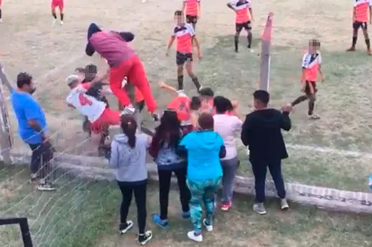 Familiares de jugadores infantiles y juveniles y discuten y pelean con rivales, y a veces son los propios futbolistas quienes piden calma; por el entorno de violencia, la Liga Santafecina de Fútbol suspendió los torneos menores, hasta nuevo aviso, en pos de evitar "un fallecido".