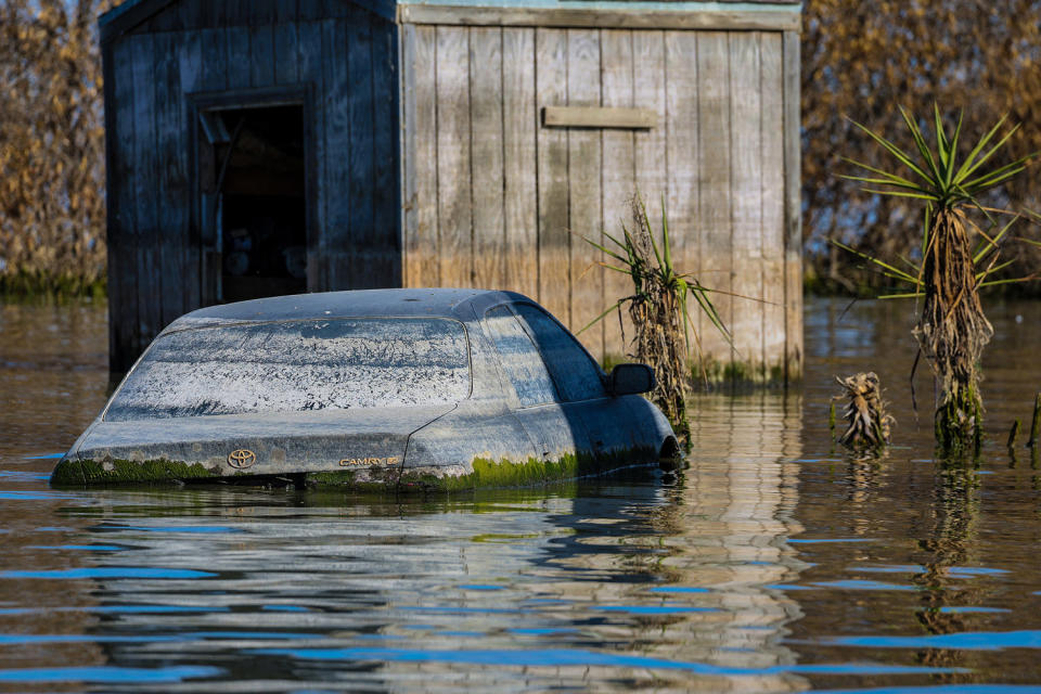 Ett fordon under vattnet på Racine St. Foster Farms kycklingfarm i Corcoran, Kalifornien, den 18 juli 2023. (Robert Gauthier / Los Angeles Times via Getty Images-fil)