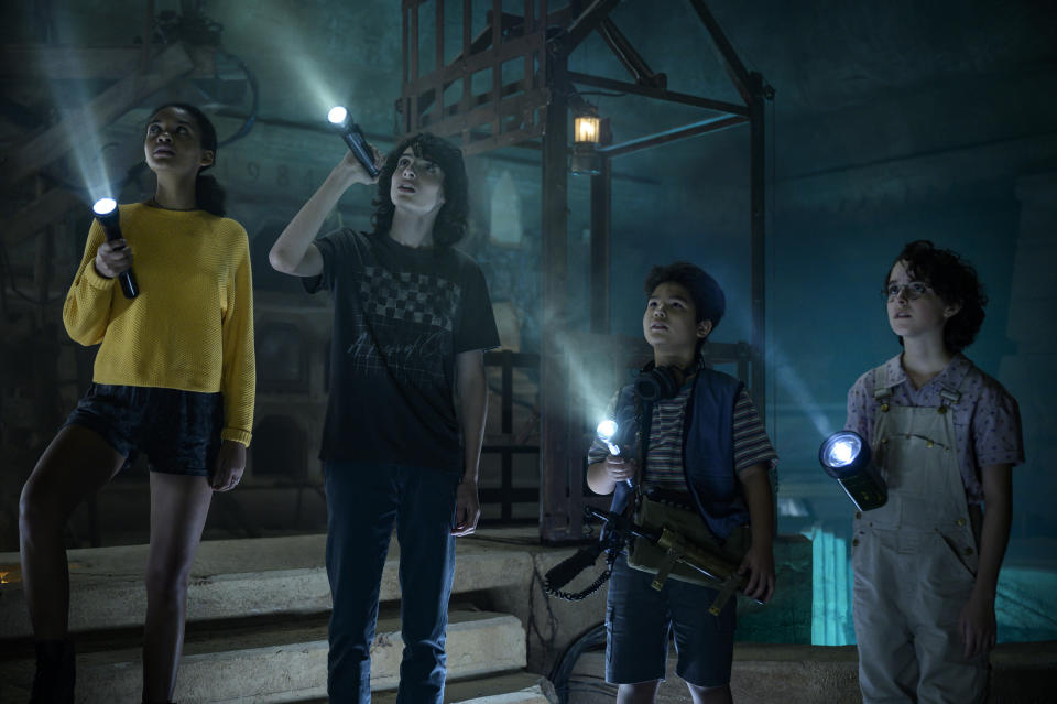 En esta imagen proporcionada por Sony Pictures Celeste O'Connor, de izquierda a derecha, Finn Wolfhard, Logan Kim y McKenna Grace en una escena de "Ghostbusters: Afterlife”. (Kimberley French/Sony Pictures via AP)