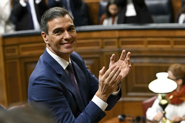 El presidente de España, Pedro Sánchez, aplaude durante un debate parlamentario en la votación en el Congreso de los Diputados, en Madrid el 16 de noviembre de 2023.