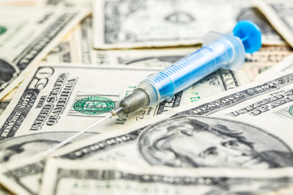 Un economista sugiere pagar 1 000 dólares a las personas para que se vacunen contra el coronavirus y evitar “mucha angustia”. Foto: Getty Image. 