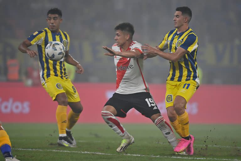 El Diablito Echeverri trata de desequilibrar a pura gambeta ante Rosario Central