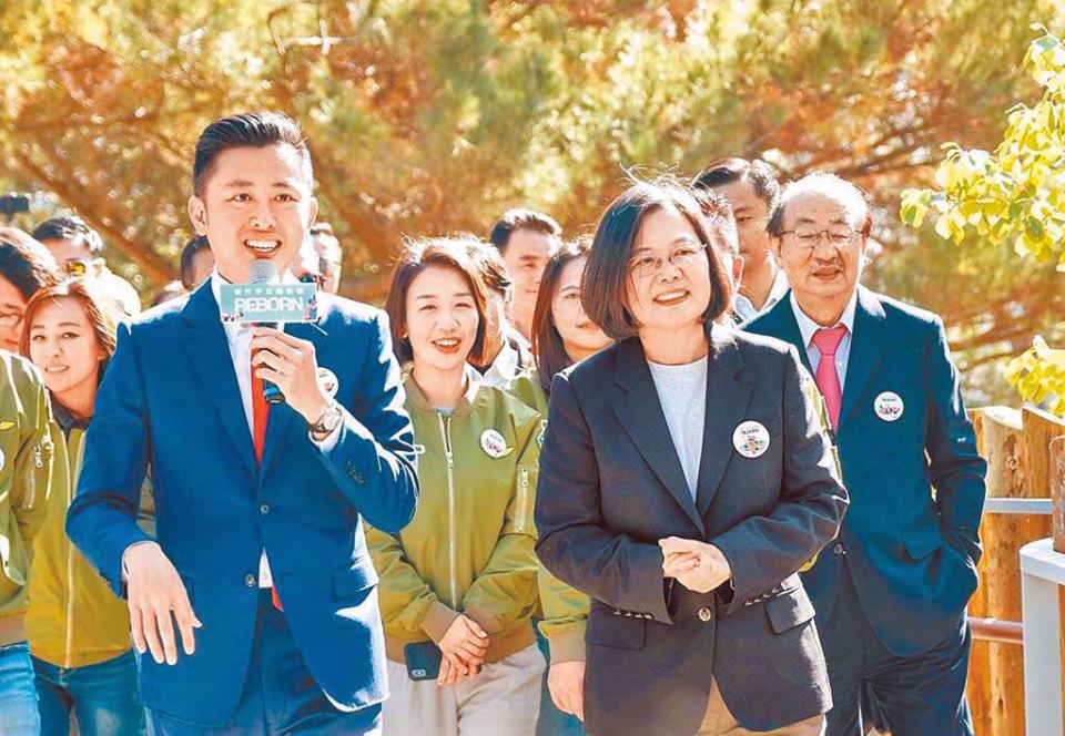 從總統蔡英文(前排右)力挺林智堅(前排左)後，民進黨選戰打得混亂失去節奏。（圖／本報系資料照）