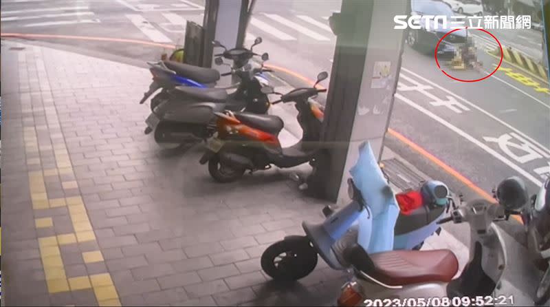 台南母女過馬路，被孕婦開車撞上。（圖／翻攝畫面）