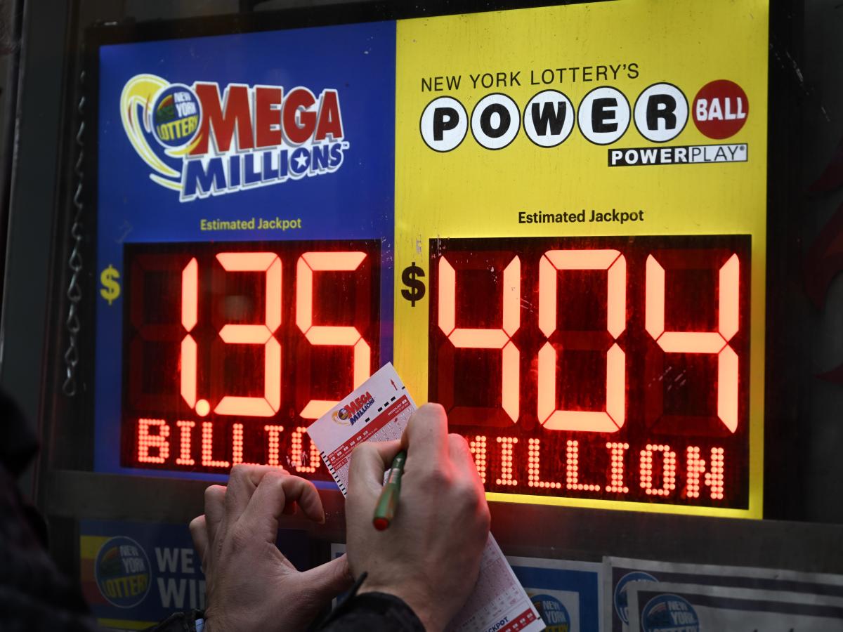 Спечелилият огромната лотария Mega Millions от 1 35 милиарда долара през