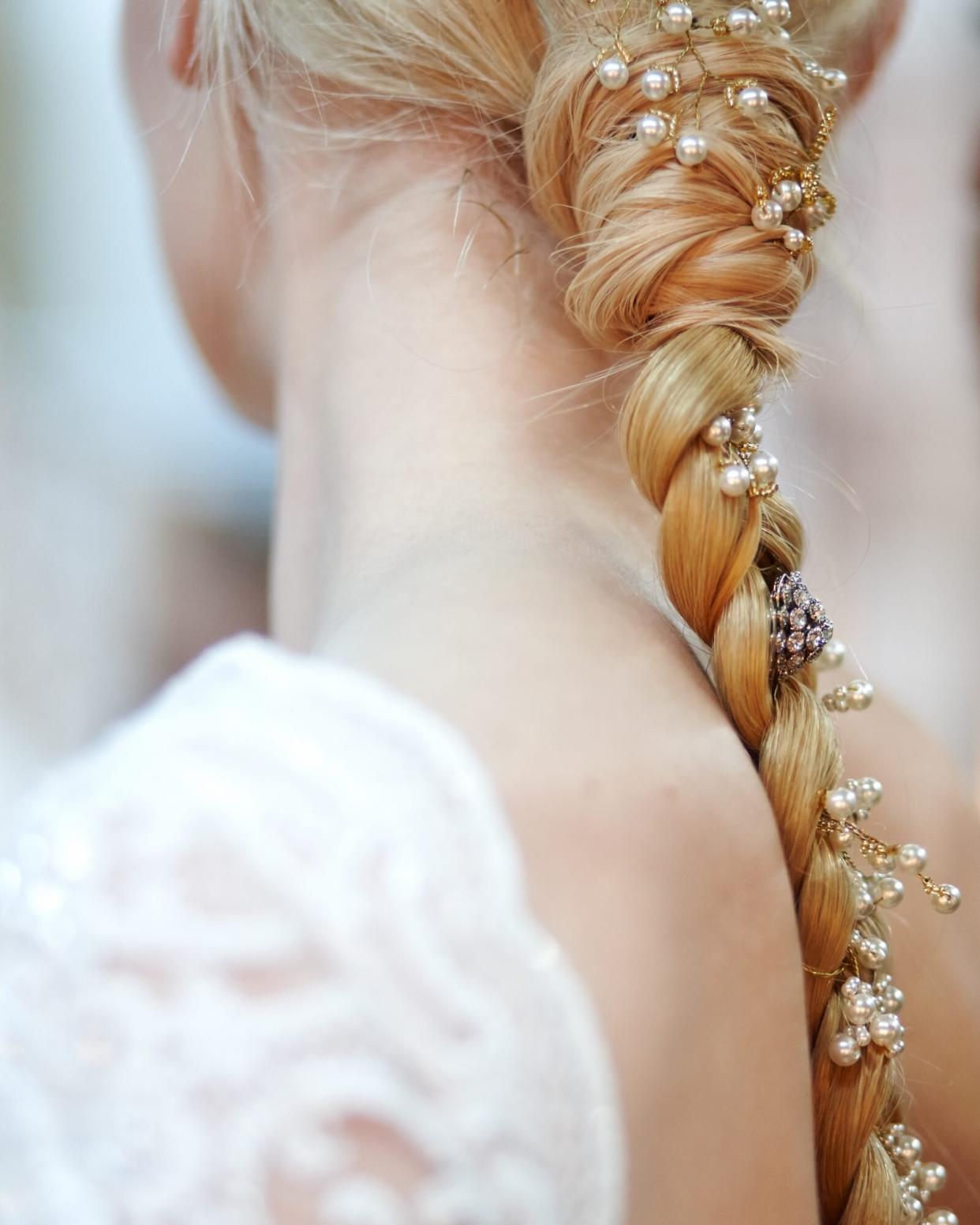 bridal-hair-adornments-spring2016-reem-acra-detail-0415.jpg