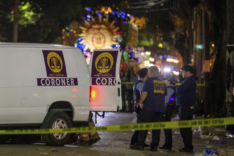 Equipos de emergencias trabajan en el lugar en donde una persona murió atropellada por una carroza alegórica en el desfile de Mystic Krewe of Nyx durante los festejos de Mardi Gras en Nueva Orleans, el miércoles 19 de febrero de 2020. (AP Foto/Brett Duke)