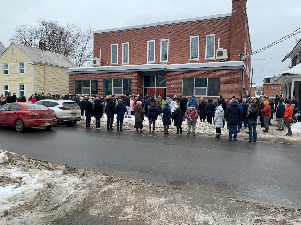 Over 100 people gathered to show their support for the Sgoolai Israel Synagogue. (Frédéric Cammarano/Radio-Canada - image credit)