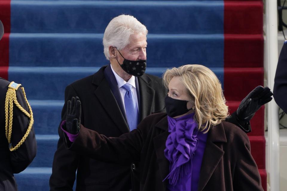 Das mit der Maske üben wir aber nochmal, Mister Clinton! (Bild: Patrick Semansky/Pool/Getty Images)