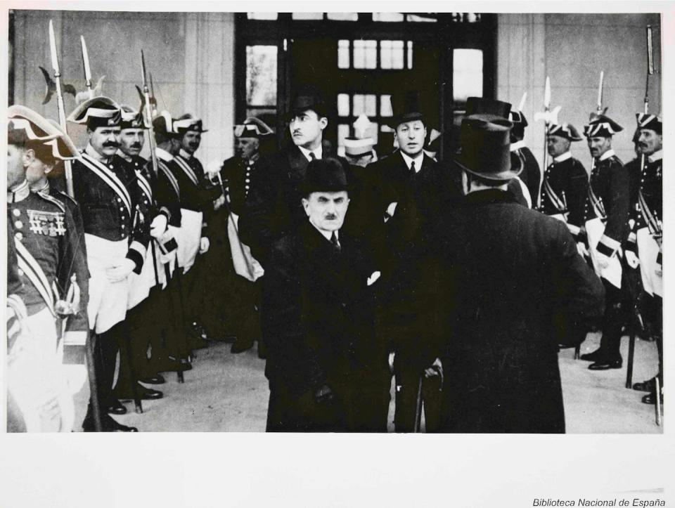 José Antonio y Miguel Primo de Rivera, hijos de Miguel Primo de Rivera, en la Estación del Norte a la espera de los restos mortales de su padre llegados desde París, en marzo de 1930. <a href="http://bdh.bne.es/bnesearch/detalle/bdh0000258156" rel="nofollow noopener" target="_blank" data-ylk="slk:Biblioteca Digital Hispánica / BNE;elm:context_link;itc:0;sec:content-canvas" class="link ">Biblioteca Digital Hispánica / BNE</a>, <a href="http://creativecommons.org/licenses/by/4.0/" rel="nofollow noopener" target="_blank" data-ylk="slk:CC BY;elm:context_link;itc:0;sec:content-canvas" class="link ">CC BY</a>