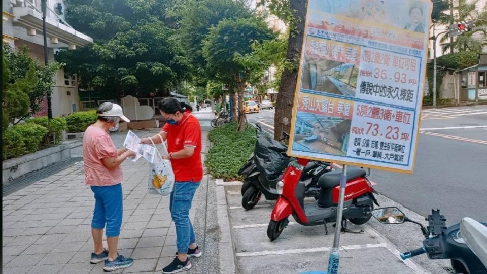 傅天穎放下身段在街頭發傳單。（圖／翻攝自傅天穎臉書）