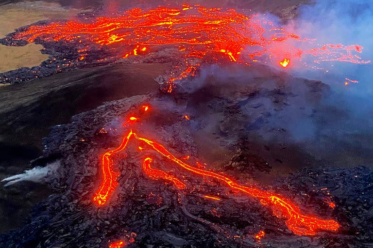 Impactantes imágenes de la erupción del volcán Fagradalsfjall en Islandia