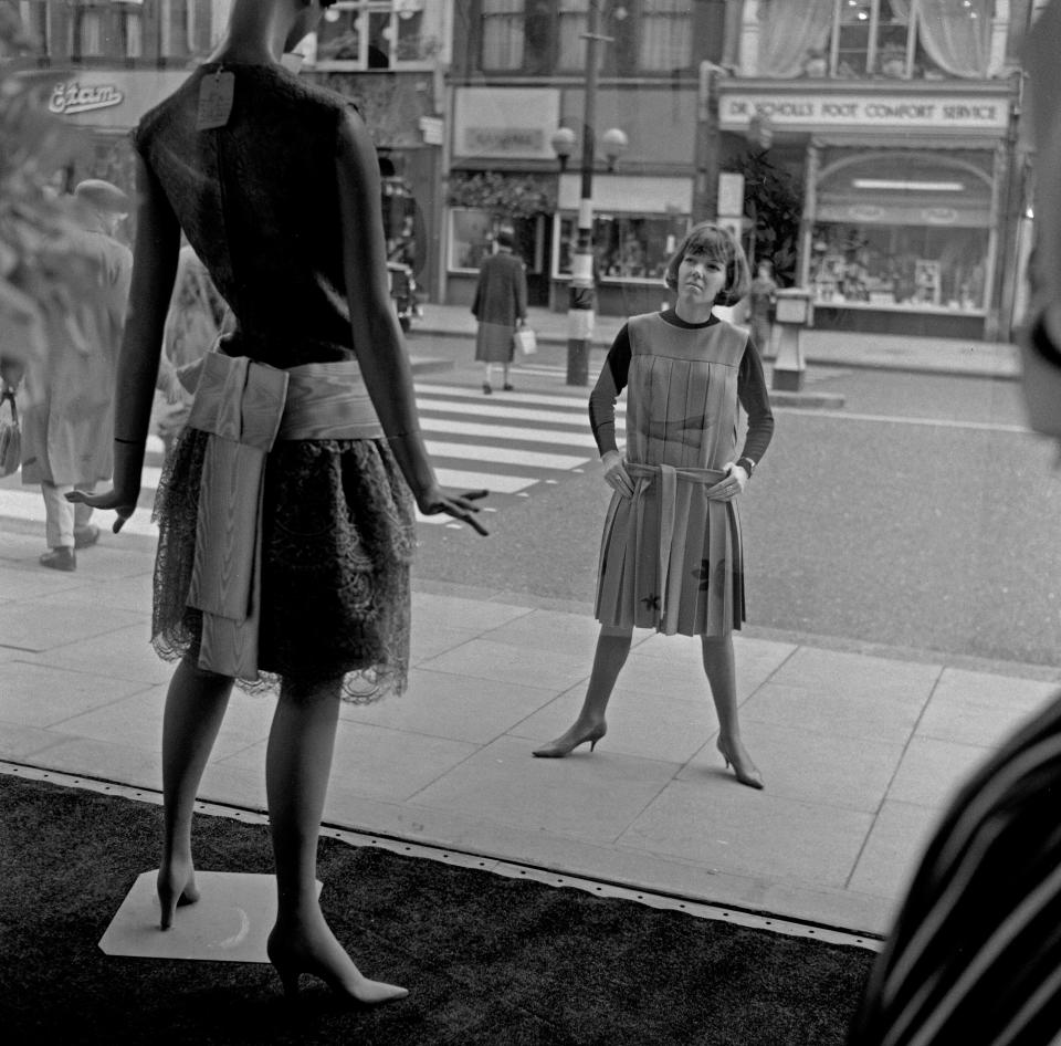 Mary Quant vor ihrem Laden Bazaar im Jahr 1960 (Bild: Cyril Maitland/Mirrorpix/Getty Images)