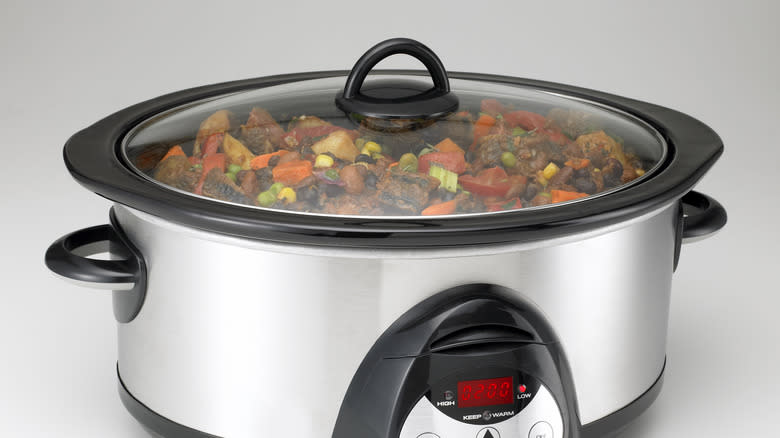 slow cooker with lid