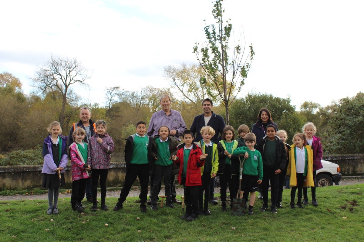 Councillor Salman Shaheen and Jim Carter with Hounslow schoolchildren (Hounslow Council)