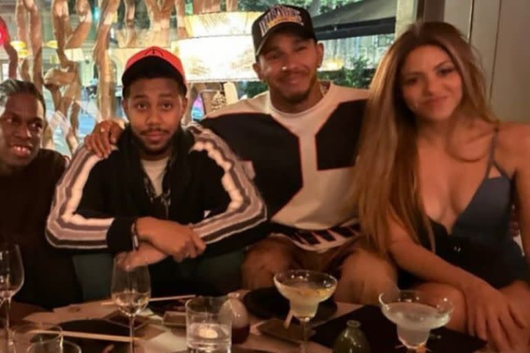 Shakira junto a Lewis Hamilton y otros amigos del piloto compartieron en una cena posterior a la carrera en Barcelona