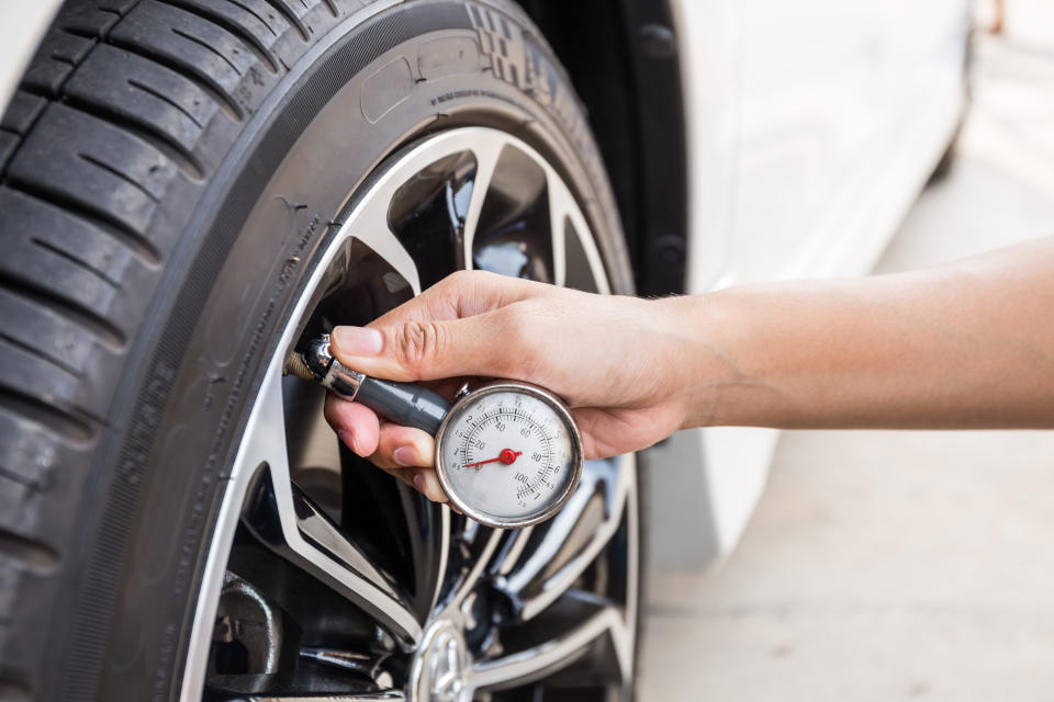 Cuando los neumáticos no tienen la presión correcta y están algo deshinchados gastan más combustible y te estás arriesgando además a sufrir un posible pinchazo. (Foto: Getty Images).